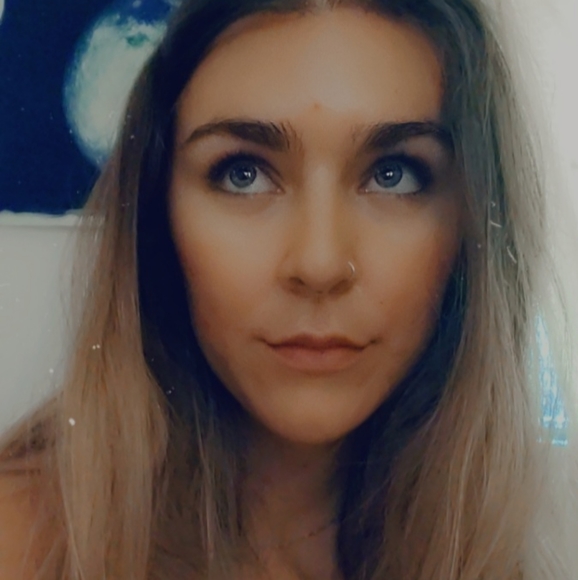 Meet your Posher, Katelyn - Picture 2 of 2